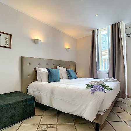 ريسيدانس كريسيس *