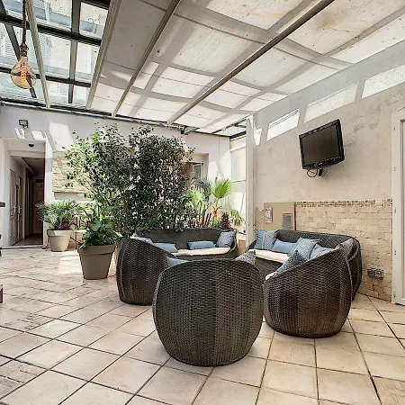 ريسيدانس كريسيس *